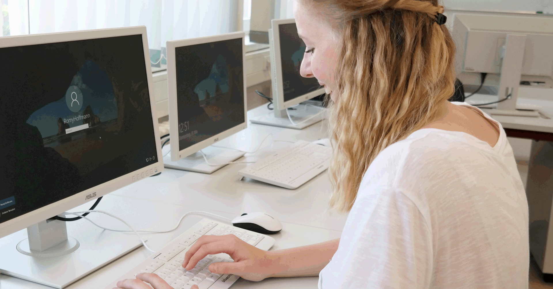 Bild einer Schülerin am PC aus dem Programm IT-Tecnik für Leipziger Schulen