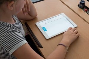 Kind nutzt Tablet im Unterricht - digitale Bildung